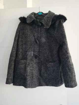 Abrigo de paño gris con capucha