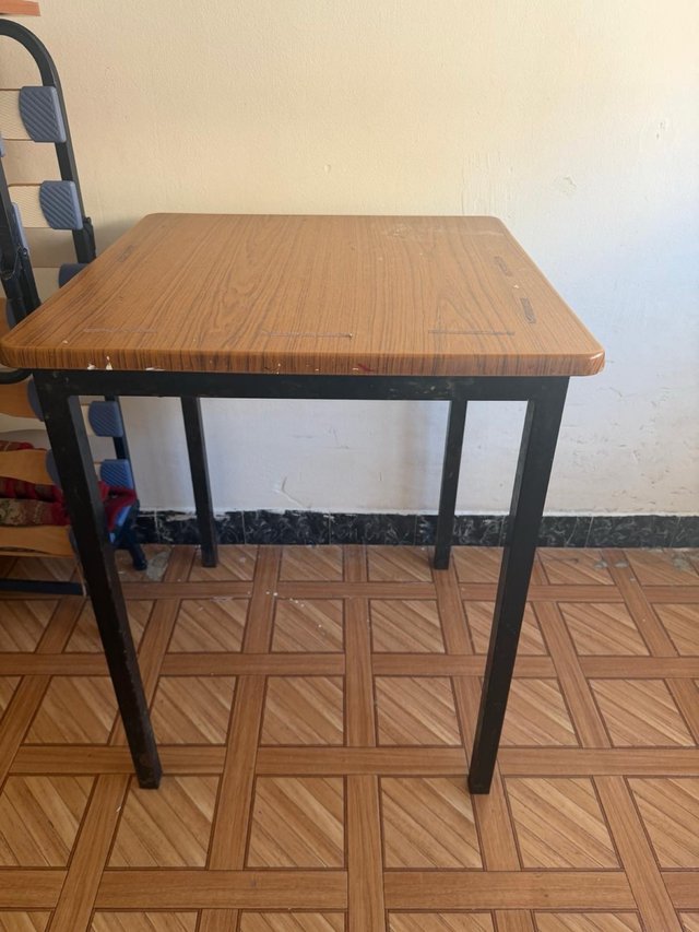 Mesa de madera y metal