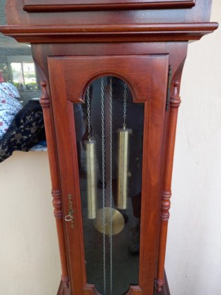 Reloj de pie clásico madera