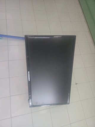 Televisor Schneider Negro con Mando y Soporte