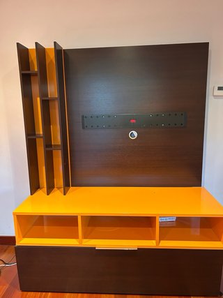 Mueble TV moderno madera oscura y naranja