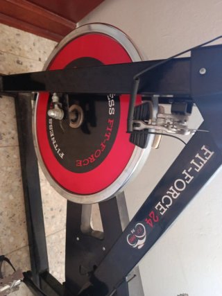 Bicicleta Spinning,  elíptica y banco abdominales
