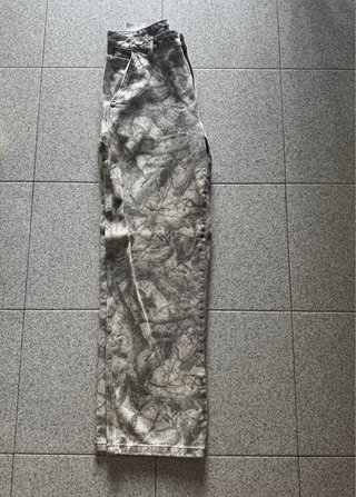 Pantaloni con stampa effetto marmorizzato di zara