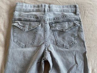 Vaqueros boot cut tiro bajo grises
