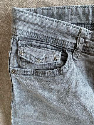 Vaqueros boot cut tiro bajo grises