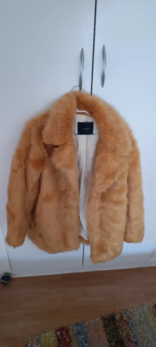 Abrigo UTERQUE pelo dorado negociable