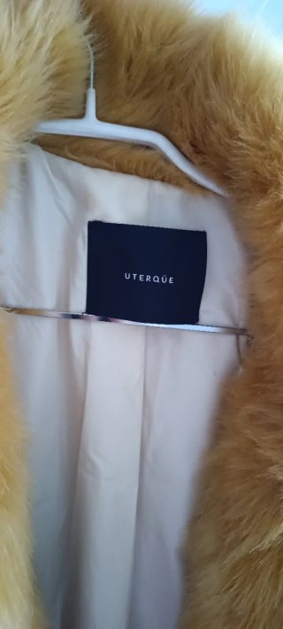 Abrigo UTERQUE pelo dorado negociable