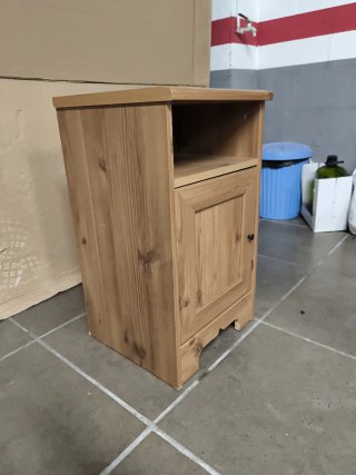 Mesita de noche de madera