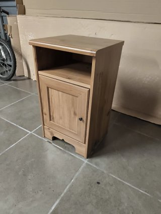 Mesita de noche de madera