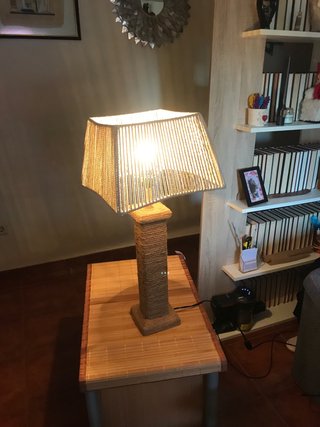 Lámpara de mesa estilo rústico