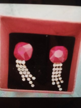 Pendientes largos con piedras rojas y plateados