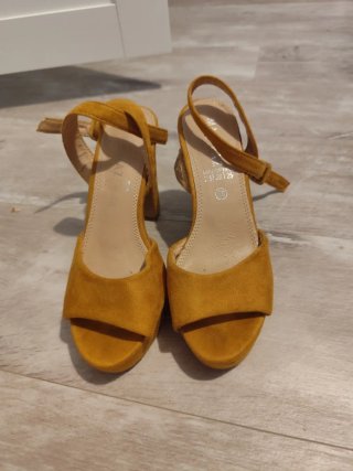 Sandalias mostaza tacón