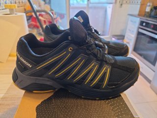 Zapatillas Salomon Negras y Amarillas Gore/tex