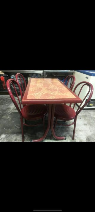 Mesa y 4 sillas de estilo rústico