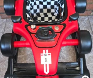 Andador de bebé estilo coche de carreras