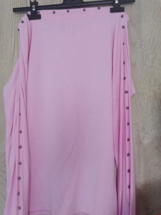 Camiseta rosa con tachuelas