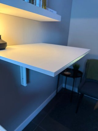 Mesa plegable pared madera blanca