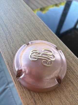 Chapa de cava con diseño grabado