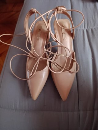 Zapatos de tacón atados al tobillo