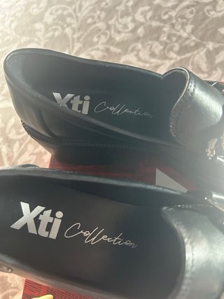 Zapatos Xti Negros con Cadena Puestos dos veces