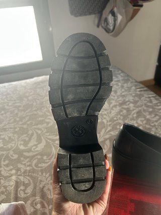 Zapatos Xti Negros con Cadena Puestos dos veces