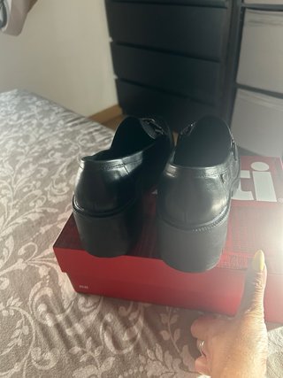 Zapatos Xti Negros con Cadena Puestos dos veces