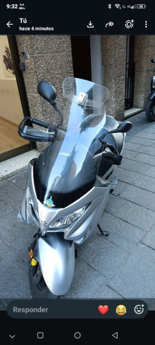 Suzuki Burgman 125 maxi scooter
