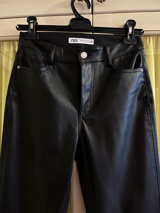 Pantalón negro efecto piel Zara