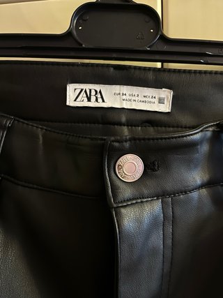 Pantalón negro efecto piel Zara