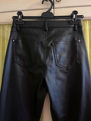 Pantalón negro efecto piel Zara