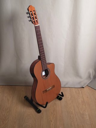 Guitarra clásica, estuche, soporte, cuerdas extras