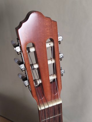 Guitarra clásica, estuche, soporte, cuerdas extras
