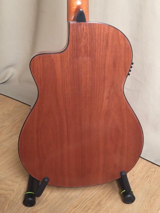 Guitarra clásica, estuche, soporte, cuerdas extras