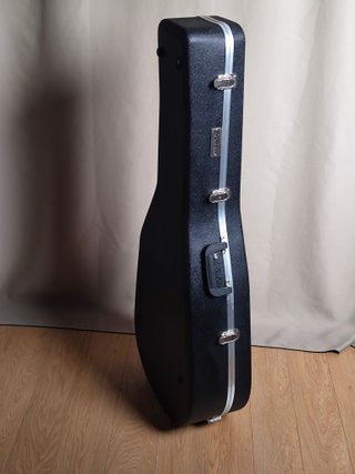 Guitarra clásica, estuche, soporte, cuerdas extras