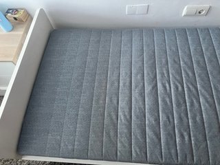 Cama individual blanca con colchón
