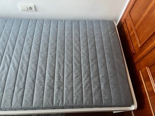 Cama individual blanca con colchón