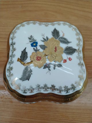 Caja Joyero de Porcelana con Decoración Floral y