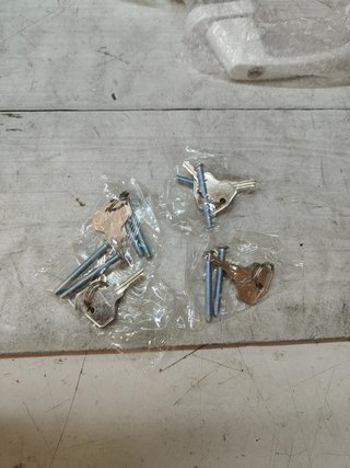 Juego de 4 pomos de puerta con llave - Kwmobile