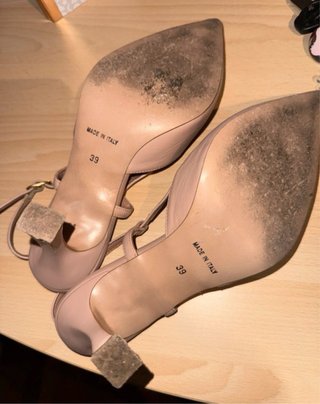 Décolleté nude con fibbia dorata, veste 38