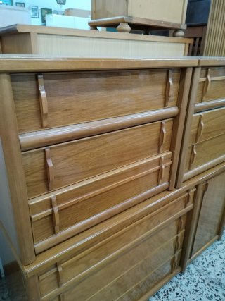 Cómoda y Mesitas Auxiliares en Pino