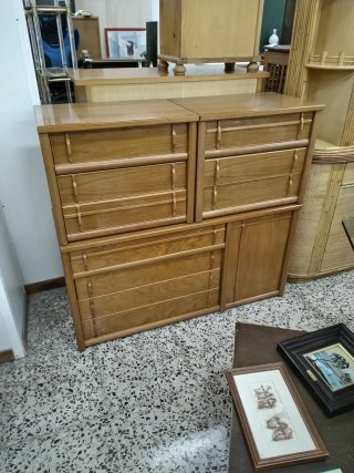 Cómoda y Mesitas Auxiliares en Pino