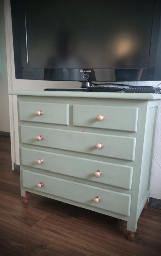 Cómoda verde con tiradores dorados