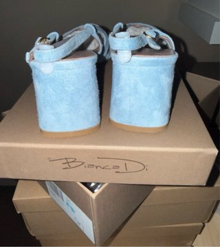 Slingback azzurra scamosciate traforate