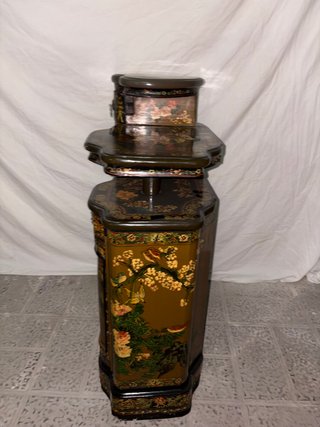 Mobiletto cinese decorato
