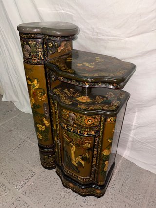 Mobiletto cinese decorato