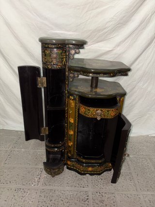 Mobiletto cinese decorato