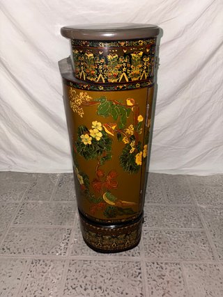Mobiletto cinese decorato