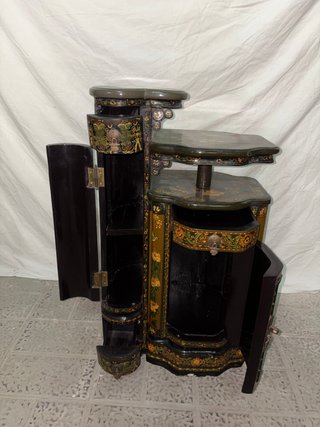 Mobiletto cinese decorato
