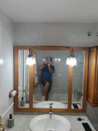 Espejo de baño con marco de madera