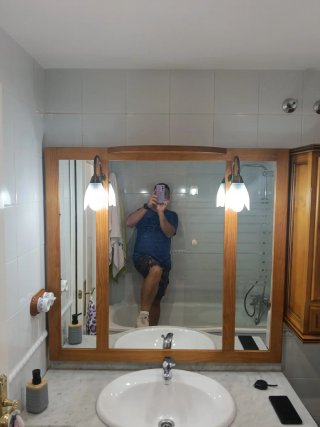 Espejo de baño con marco de madera